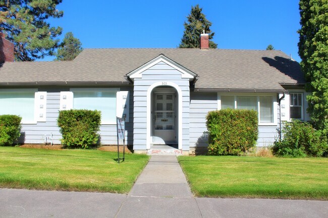 Building Photo - PETS CONSIDERED! Located in Bend's HISTORIC District, Walk to Drake Park! A/C, All Appliances, Ha...