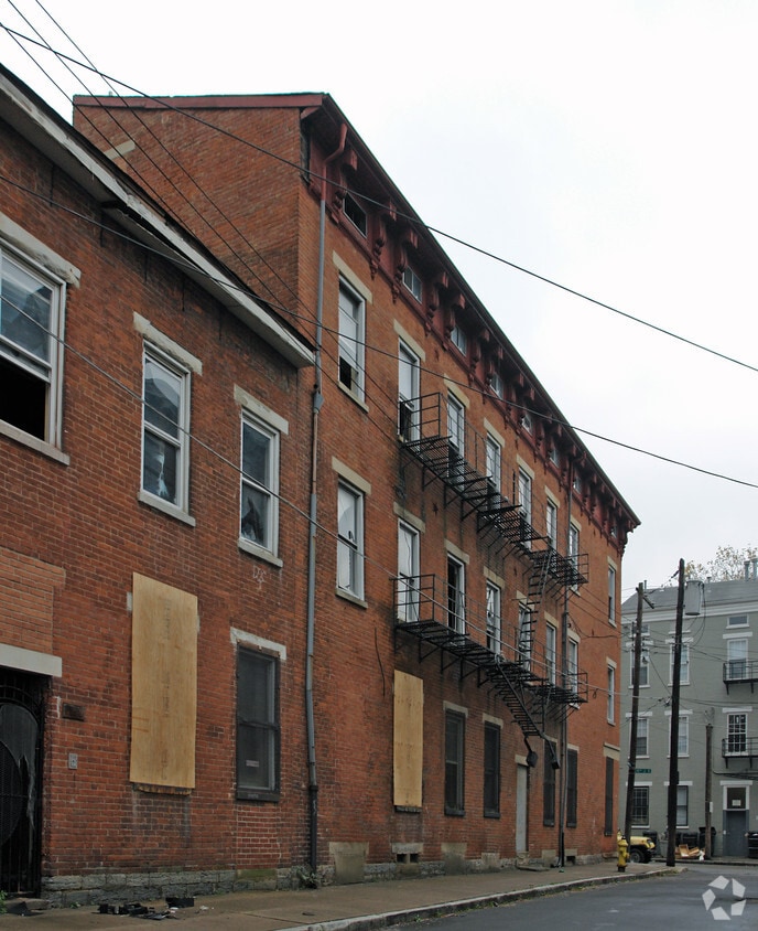 Primary Photo - 20 East 15th