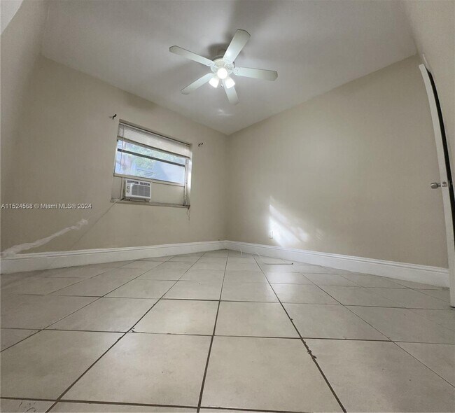 Foto del edificio - 2215 NE 172nd St