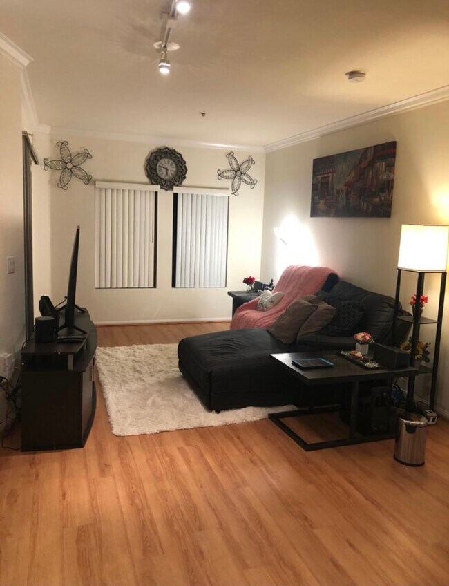 Cozy living room with deck entrance - 505 N Figueroa St