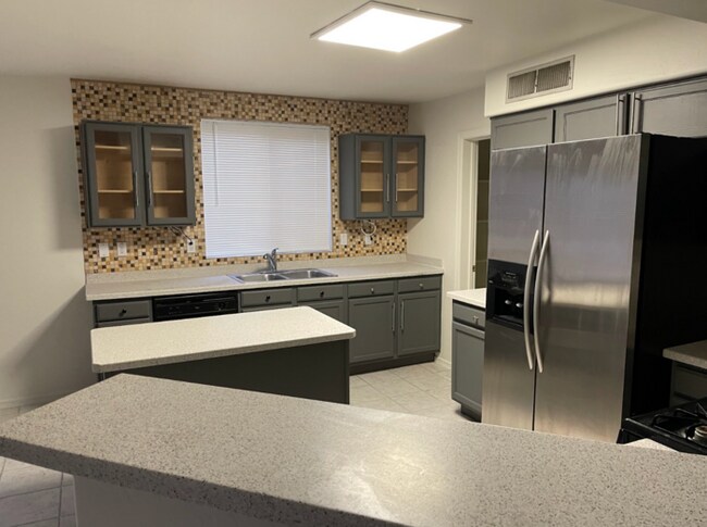 Foto del edificio - 3 Bed/2.5 Bath 2-Level Home with Loaded Kitchen! Washer/Dryer! Big backyard!