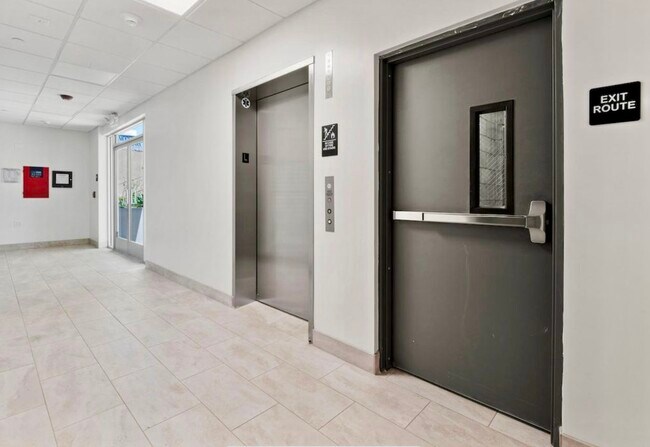Foto del edificio - 5222 Vantage Ave