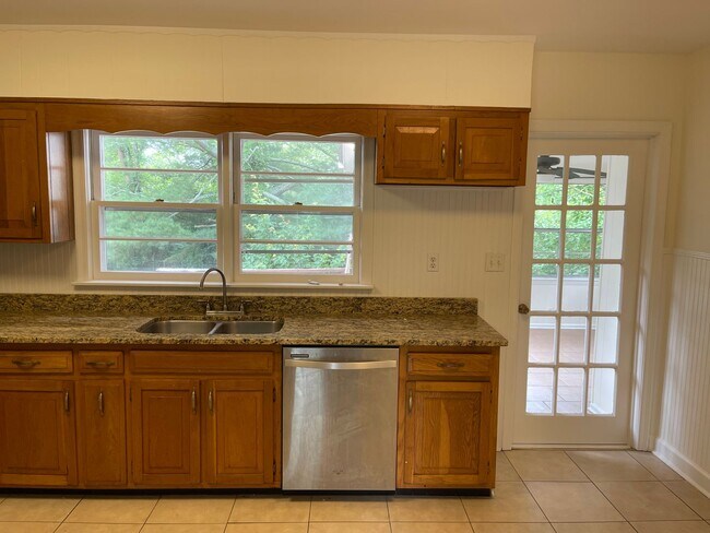 Building Photo - Charming Remodel in North Chattanooga