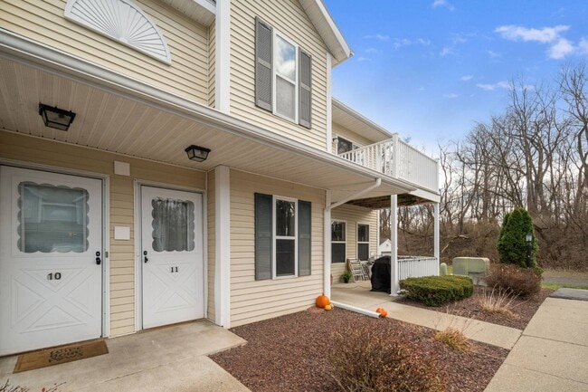 Building Photo - 1911 Cambridge Manor Dr