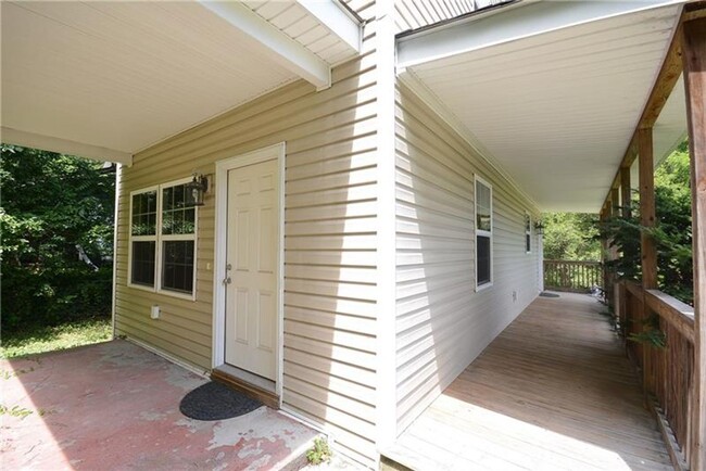 Building Photo - Adorable 2 Bed, 1 Bath Home in South Fayet...