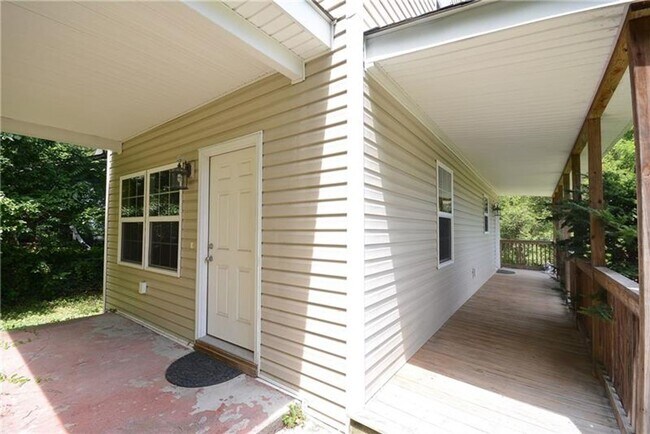 Building Photo - Adorable 2 Bed, 1 Bath Home in South Fayette - Covered Porches, Large Yard - Available 4/1!