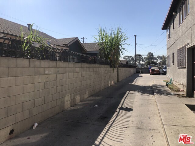 Building Photo - 254 E Lanzit Ave