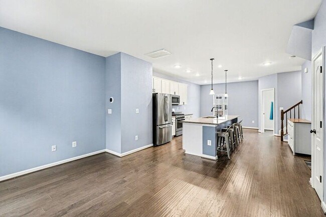 Foto del edificio - 2444 Drake Ln