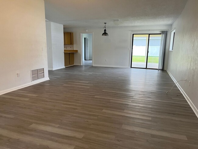 Foto del edificio - Single Family Home with new Flooring!