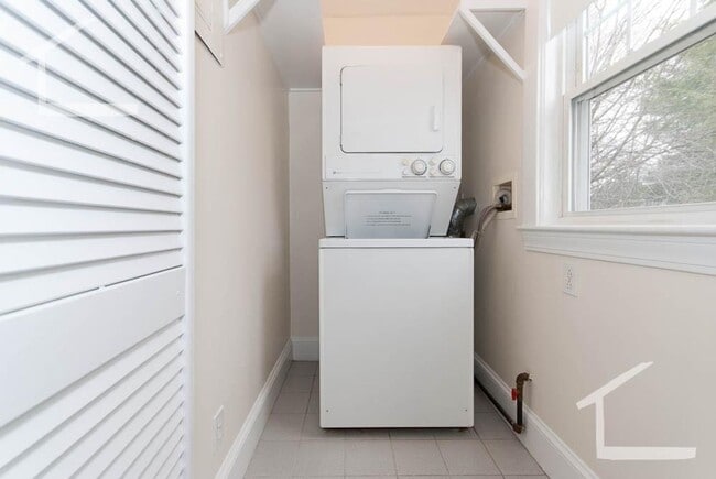 Building Photo - Spacious 2 Bedroom