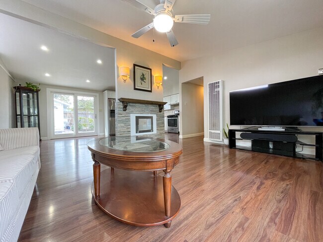 Foto del edificio - 758 Lakebird Dr