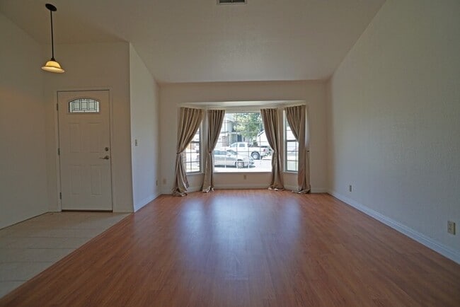 Building Photo - beautiful 3-bedroom, 2-bathroom single-story home in Roseville!