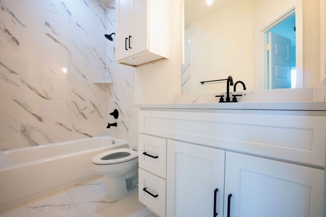 Building Photo - Modern Amenities. Urban Location. Sophisti...