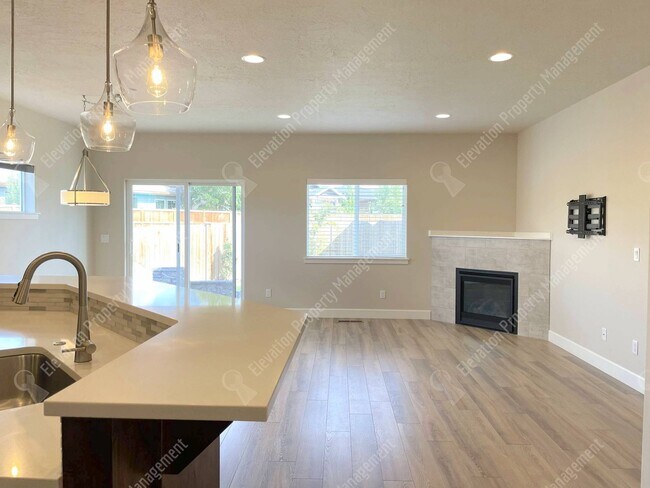 Building Photo - 3-bedroom home in Redmond with Huge Bonus ...