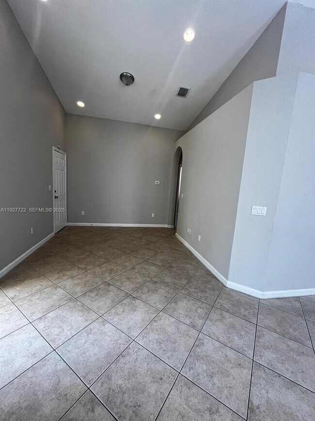 Foto del edificio - 22190 Portofino Ave