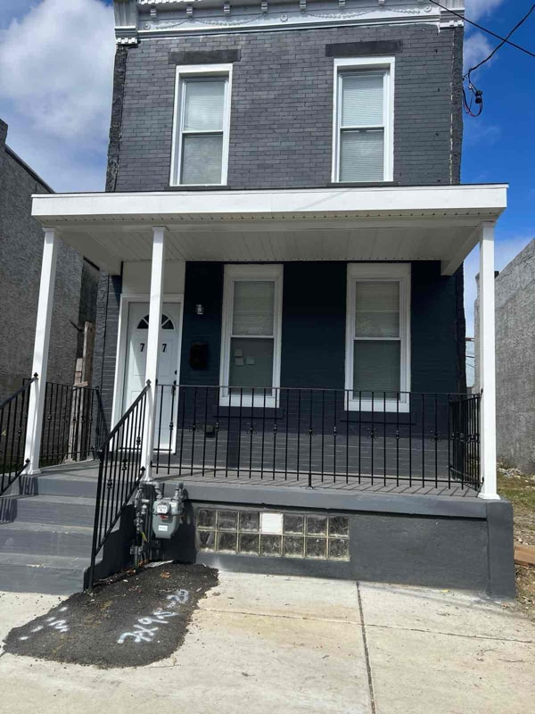 Primary Photo - 787 Line St