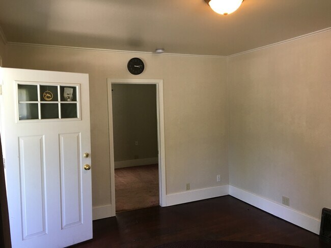 Building Photo - One Bedroom Plus Home Centrally located in...