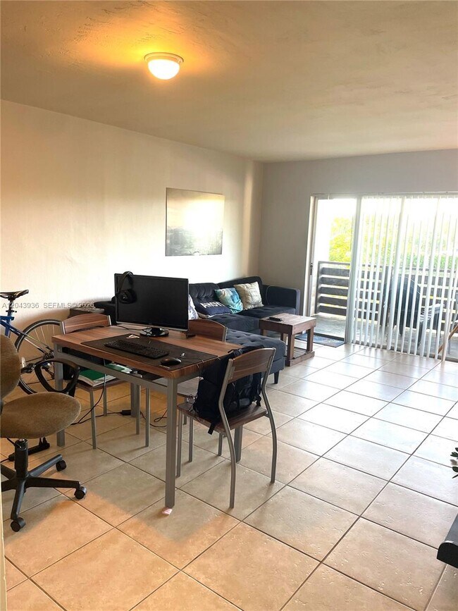 Foto del edificio - 7477 SW 82nd St