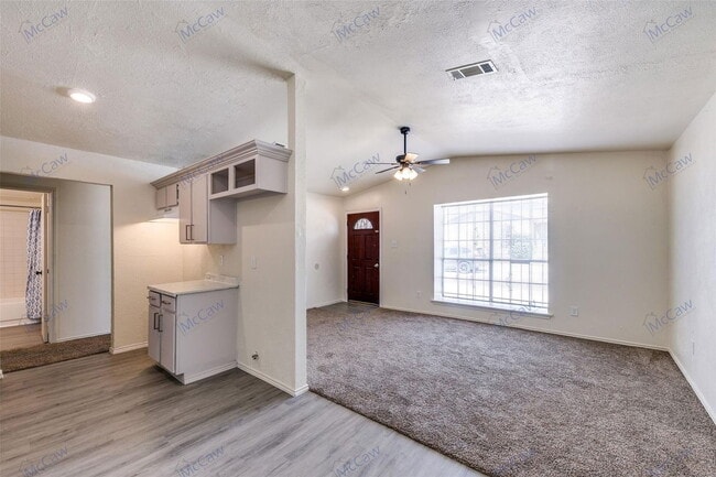 Foto del edificio - 9912 Hustead St