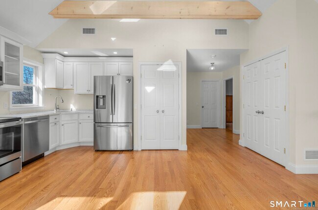 Foto del edificio - 18 Madeline Dr