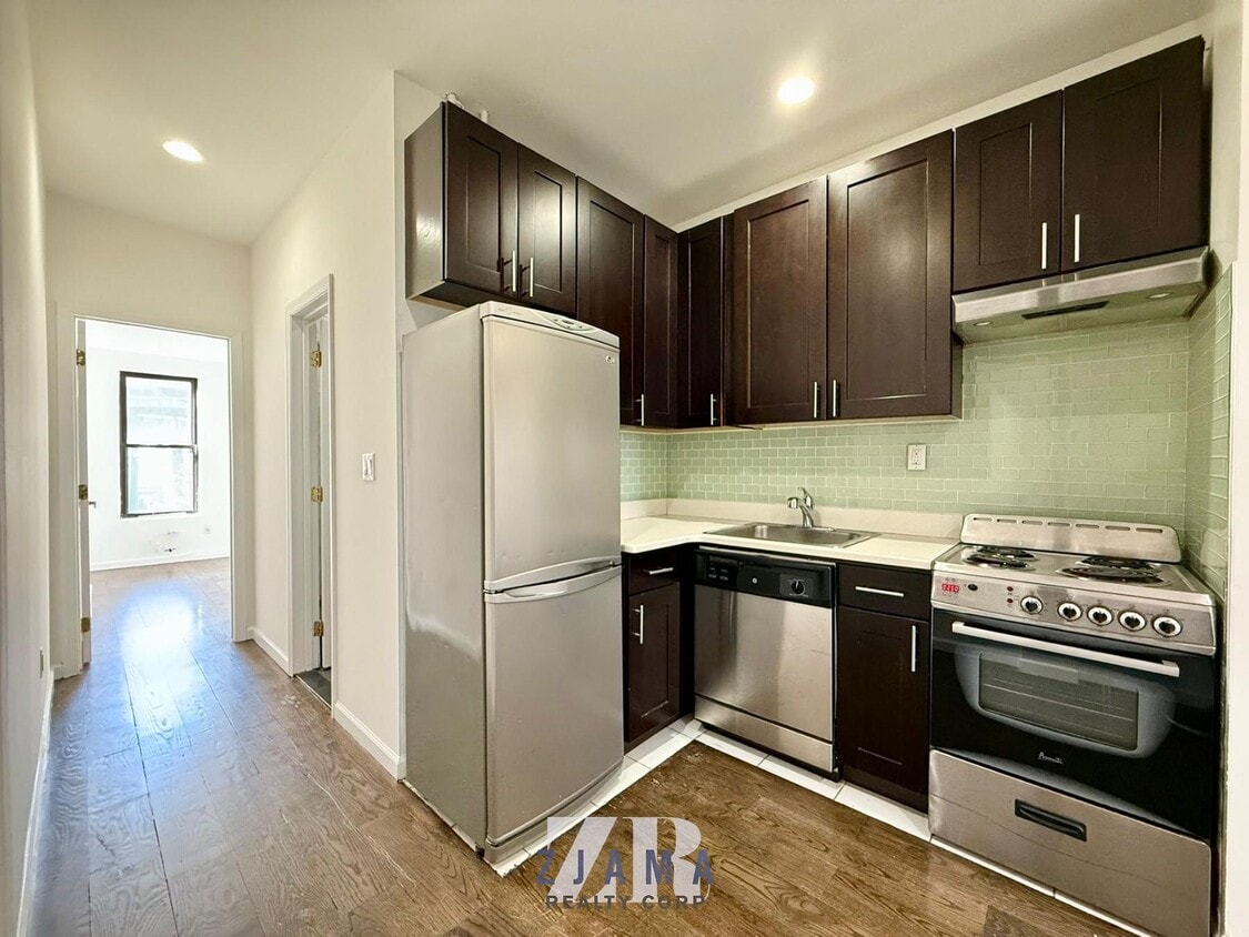 Primary Photo - 32 Garnet St