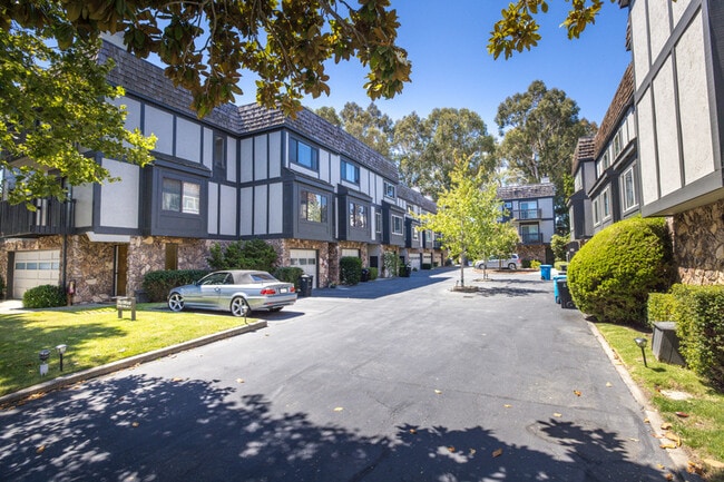 Building Photo - 33 Park Rd