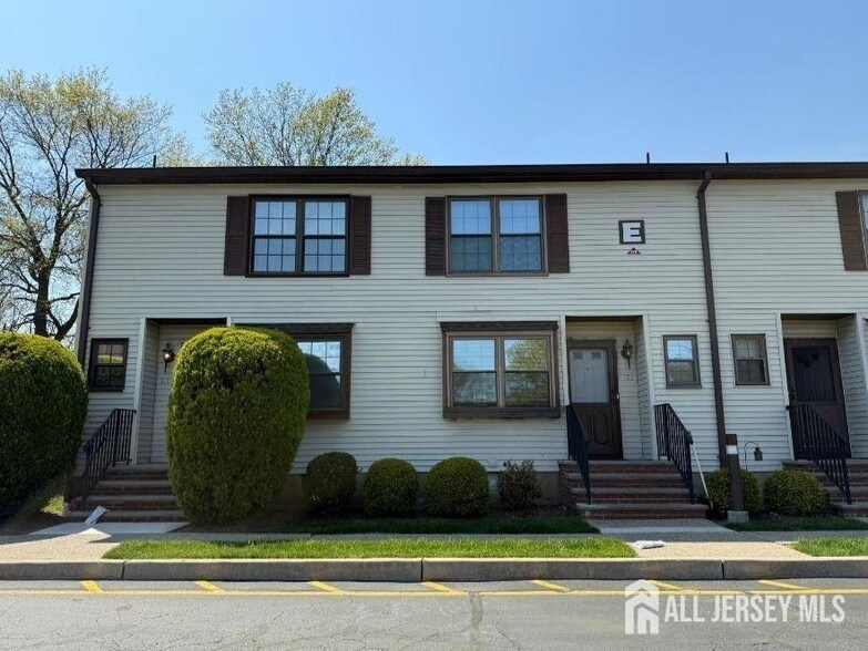 Foto principal - 121 Dunham Ave
