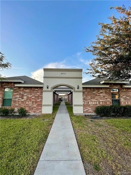 Foto del edificio - 2605 E Franklin Ave