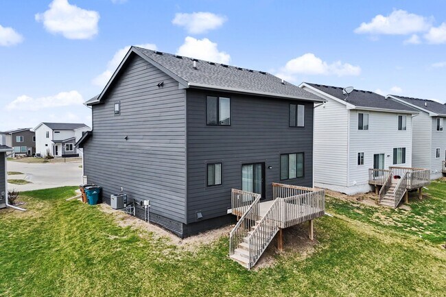 Foto del edificio - Spacious 4-Bedroom Home with 2-Car Garage & Yard