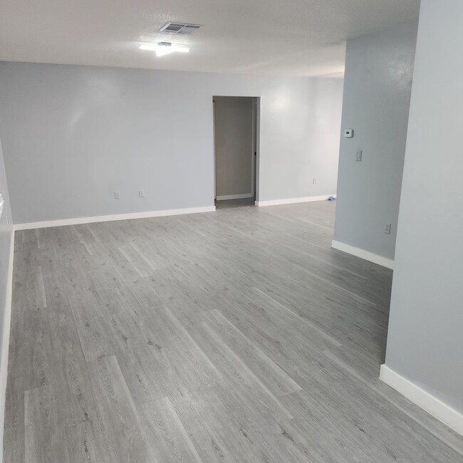 Foto del edificio - 965 McMahon Ave NW