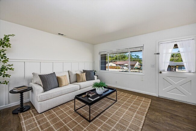 Building Photo - 191 Del Sur Way