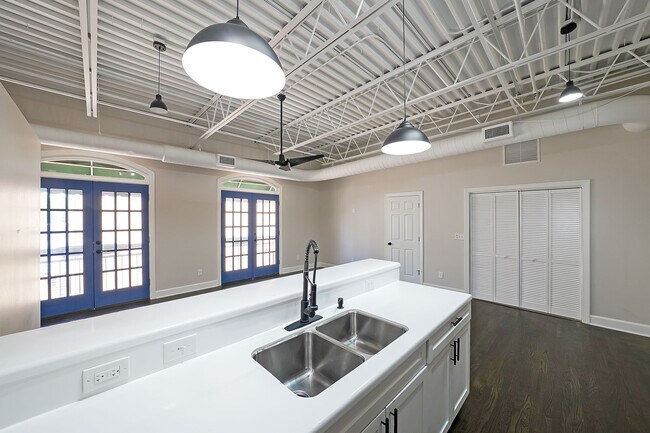 Building Photo - 1611 White Way