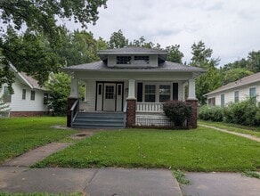 Building Photo - 214 SW Broadmoor Ave