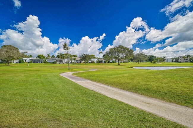 Foto del edificio - NOW AVAILABLE - 3 bed 2 bath Villa with 1 car garage in SE Naples!