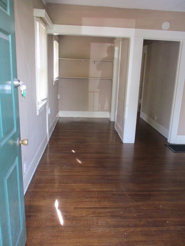 Foto principal - 924 E 3rd St