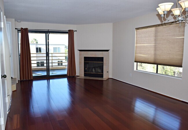 Foto del edificio - Modern 2 Bed 2.5Bath Townhome with Garage, Balconies & In-Unit Laundry in Linda Vista