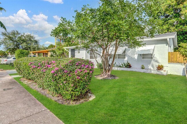 Building Photo - 2537 NW 9th Ct