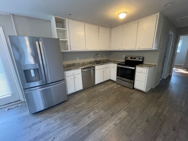 Building Photo - 3 Bedroom 1 Bathroom Home Available!