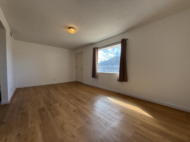 Building Photo - 123 E Apache St