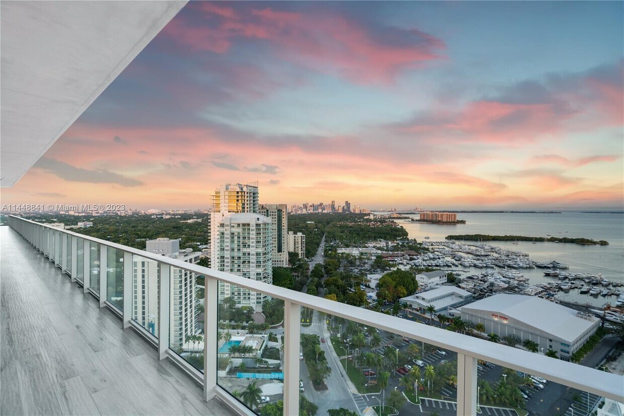 Foto principal - 2675 S Bayshore Dr