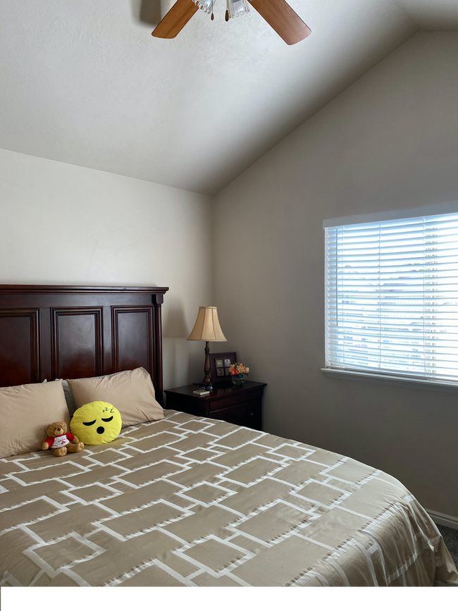 Building Photo - Beautiful Tooele Townhome