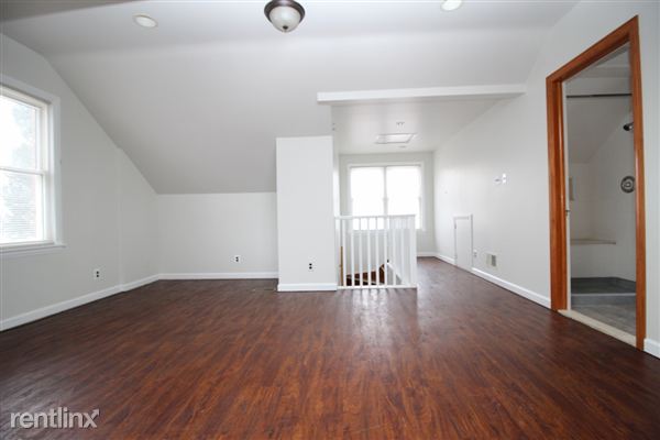 Building Photo - 21199 Redmond Ave