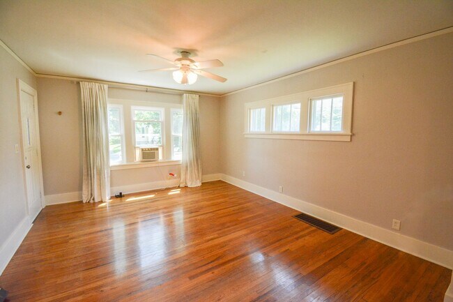 Building Photo - Charming 2-Bedroom Home For Rent Near East...