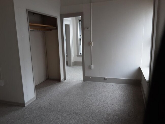 Foto del edificio - 847 1/2 Massachusetts