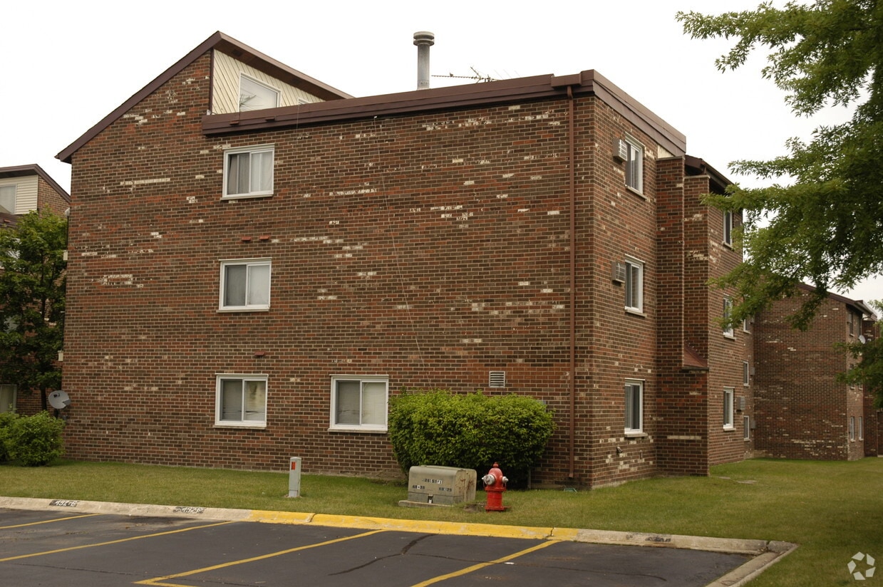 638 Pleasant Run, Wheeling, IL 60090 Apartments in Wheeling, IL