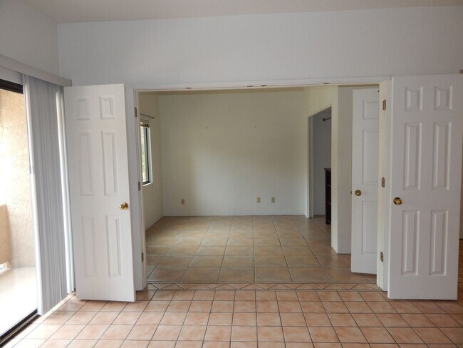 Foto del edificio - SHARP 2 BEDROOM FOOTHILLS CONDO