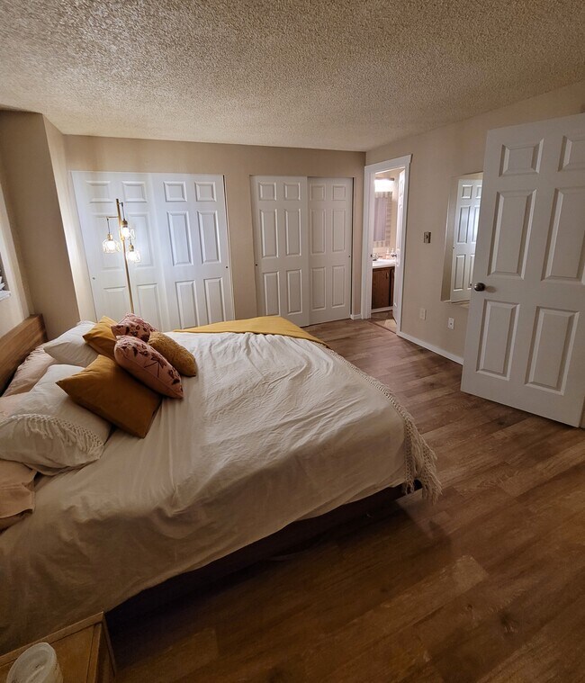 Dormitorio principal con acceso al baño. - 15707 4th Ave S