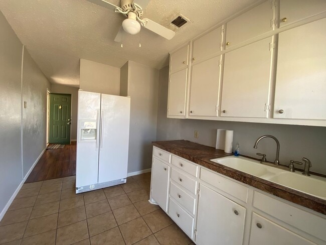 Foto del edificio - 3214 W Kansas Ave