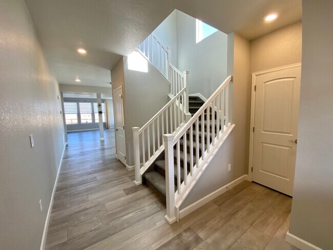Building Photo - Immaculate Home in the Lakes at Centerra!