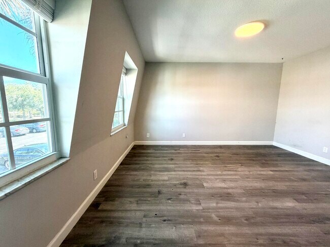 Foto del edificio - 413 N Cypress Dr